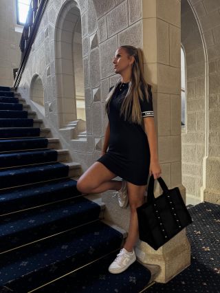 Objev kouzlo nové kolekce ✨ Tyto šaty od Karl Lagerfeld v sobě spojují lehkost, eleganci a ženskost. Jednoduchost, která...