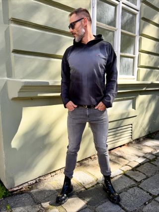 Stylová pánská mikina a pánské džíny od značky DIESEL pro sebevědomý look, který zaujme na první pohled. 💪🖤 Perfektní...